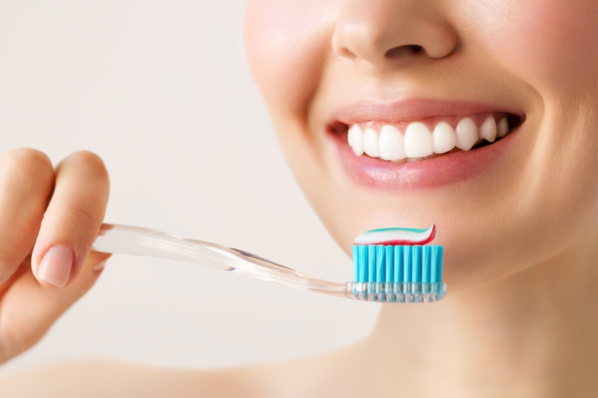 Utiliza un cepillo de dientes suave y una técnica de cepillado suave para evitar el desgaste del esmalte dental.
